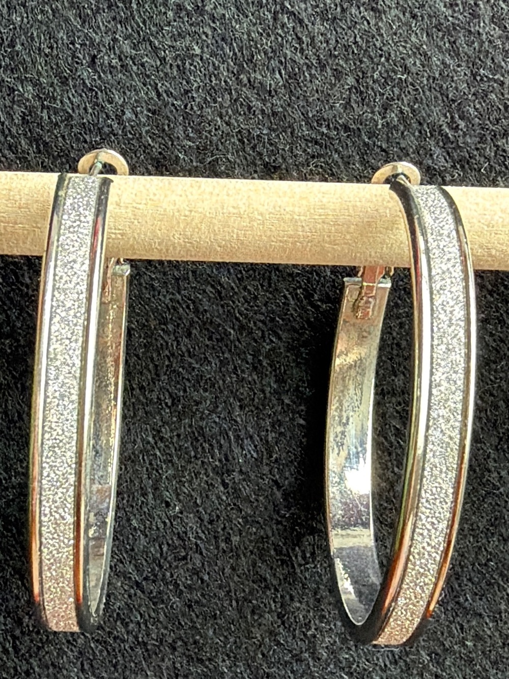 Silver Tone Textured Hoop Earrings Classic Snap Closure 1.5” - Picture 5 of 6